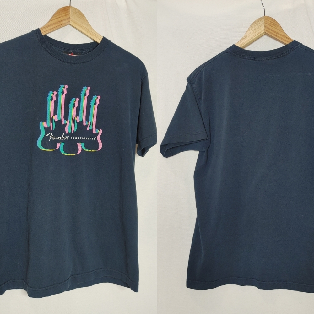 Fender The Collection by DaVinci Stratocaster Graphic Tee Black Pink Blue M 2000